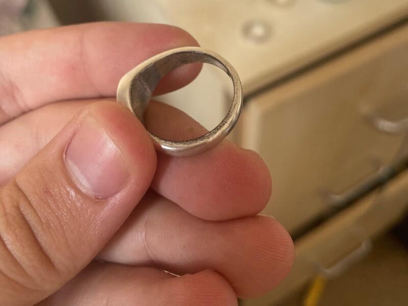 Nhẫn cưới luôn bị hao mòn theo thời gian