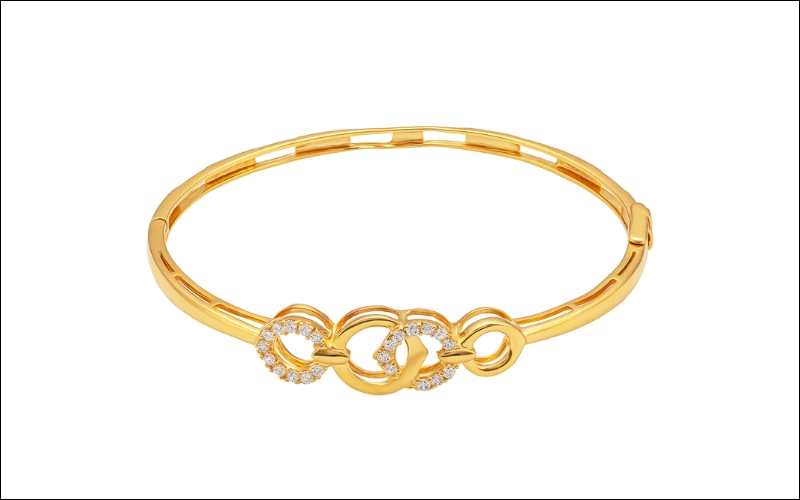 Cận cảnh chiếc nhẫn vàng 18K với màu vàng đậm sang trọng.