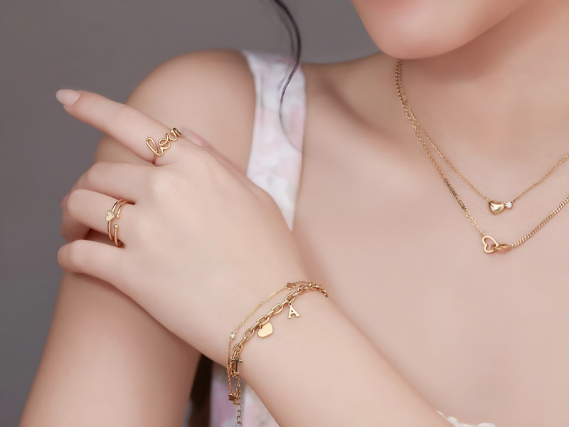 Người phụ nữ đeo nhiều món trang sức vàng tây như nhẫn và vòng tay.