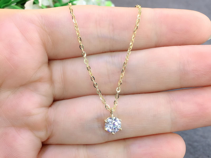 Chiếc nhẫn vàng tây đã qua sử dụng được cầm trên tay.