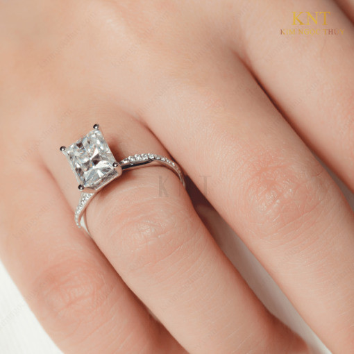 Nhẫn đính hôn đá Moissanite RM4 phù hợp với nhiều kiểu dáng tay