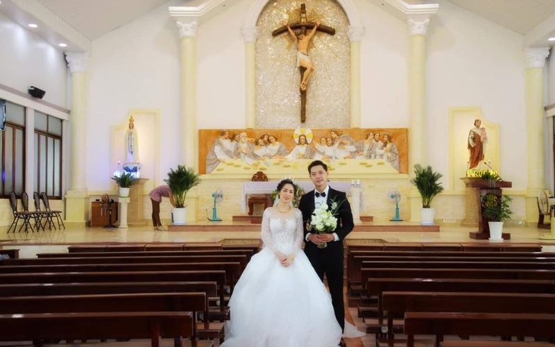 Chi phí tổ chức lễ cưới nhà thờ gồm chi phí thuê trang phục, chụp ảnh, quay phim