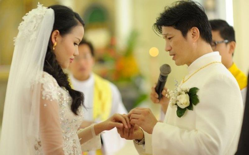 Đôi bạn trẻ sẽ trao nhau lời thề nguyện (lời hứa hẹn) trung thành và yêu thương nhau trọn đời