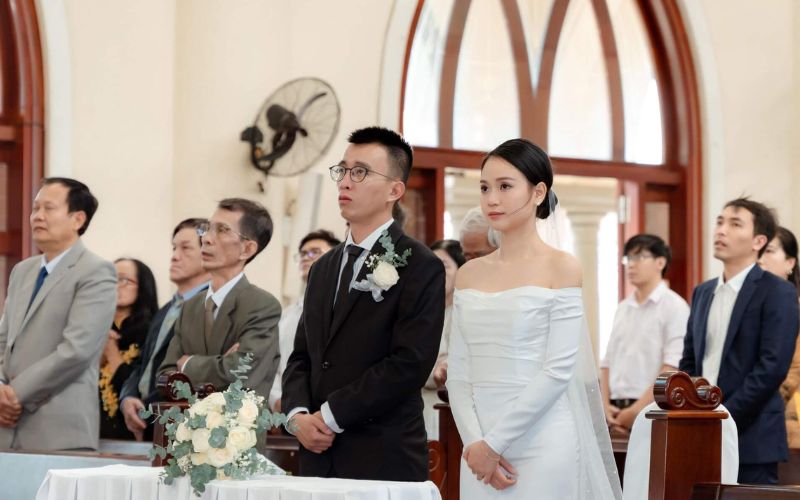 Giữ thái độ trang nghiêm, tôn kính khi tham gia lễ cưới nhà thờ