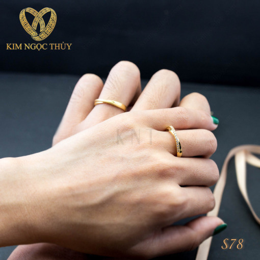 Nhẫn cưới S78 mặt nhẫn chéo đính đá tinh tế