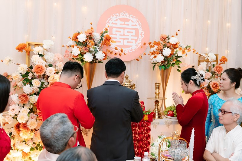 Hóa giải Hạn Hoang Ốc bằng cách cúng bái cầu an gia tiên.