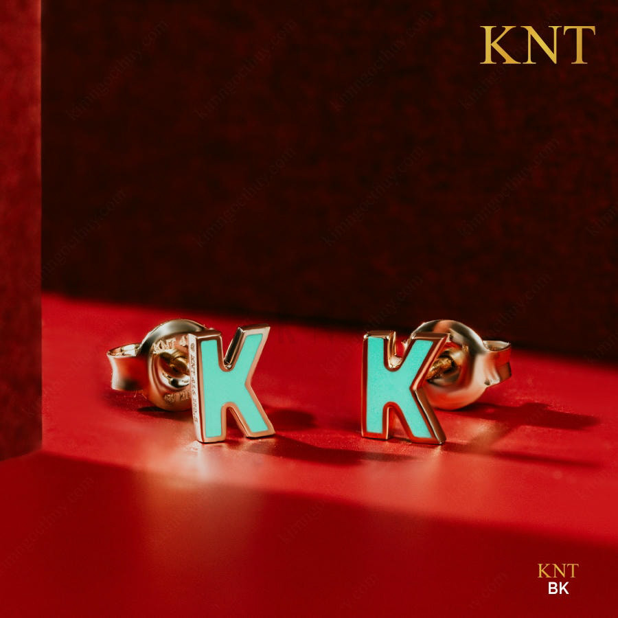 Bông tai Sea La Vie chữ K: Cá tính, phóng khoáng, đậm chất biển cả.