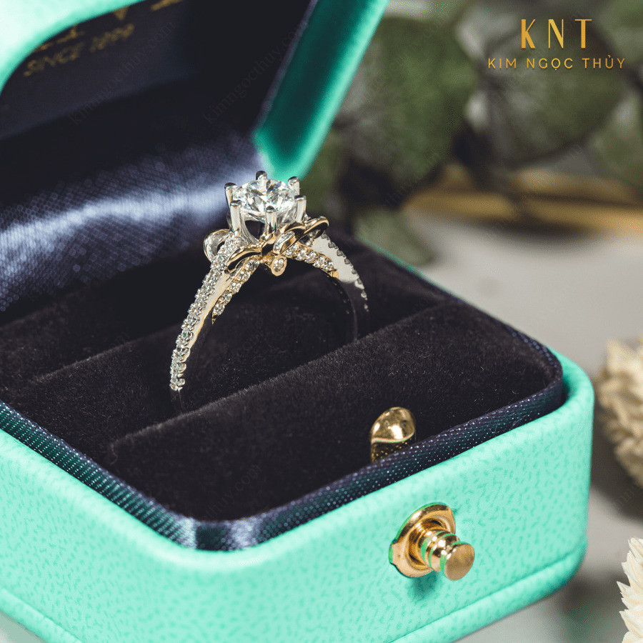 Nhẫn đính hôn R414 đính đá chủ và viền đá tinh tế