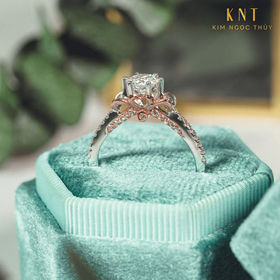 Nhẫn đính hôn đá US R414 đá chủ 6 chấu, viền đá tấm tinh tế