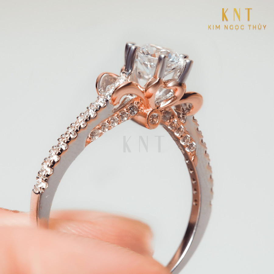 Nhẫn đính hôn R414 là món quà ý nghĩa cho ngày cầu hôn