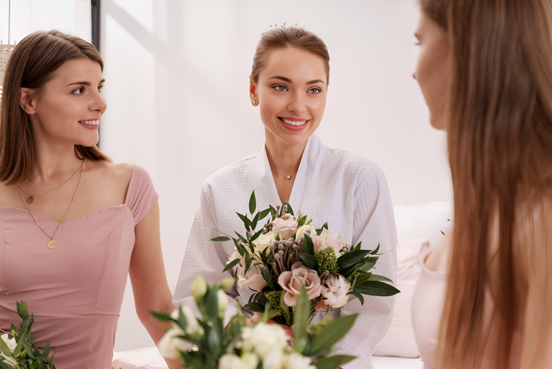 Trao gửi lời chúc phúc qua bó hoa cưới.
