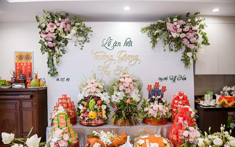 Sính lễ (lễ vật do nhà trai mang đến nhà gái trong lễ ăn hỏi) là phần không thể thiếu, thể hiện tấm lòng và sự chu đáo của nhà trai