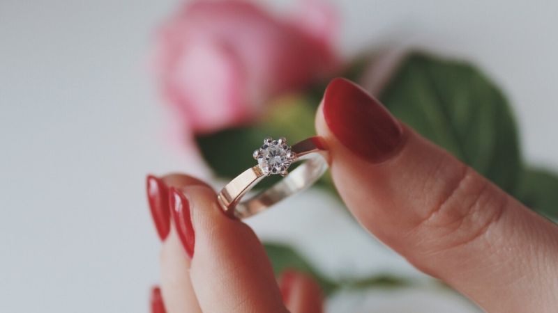 Vàng, với ánh kim lấp lánh, còn mang ý nghĩa về một tình yêu vĩnh cửu, bền chặt theo thời gian