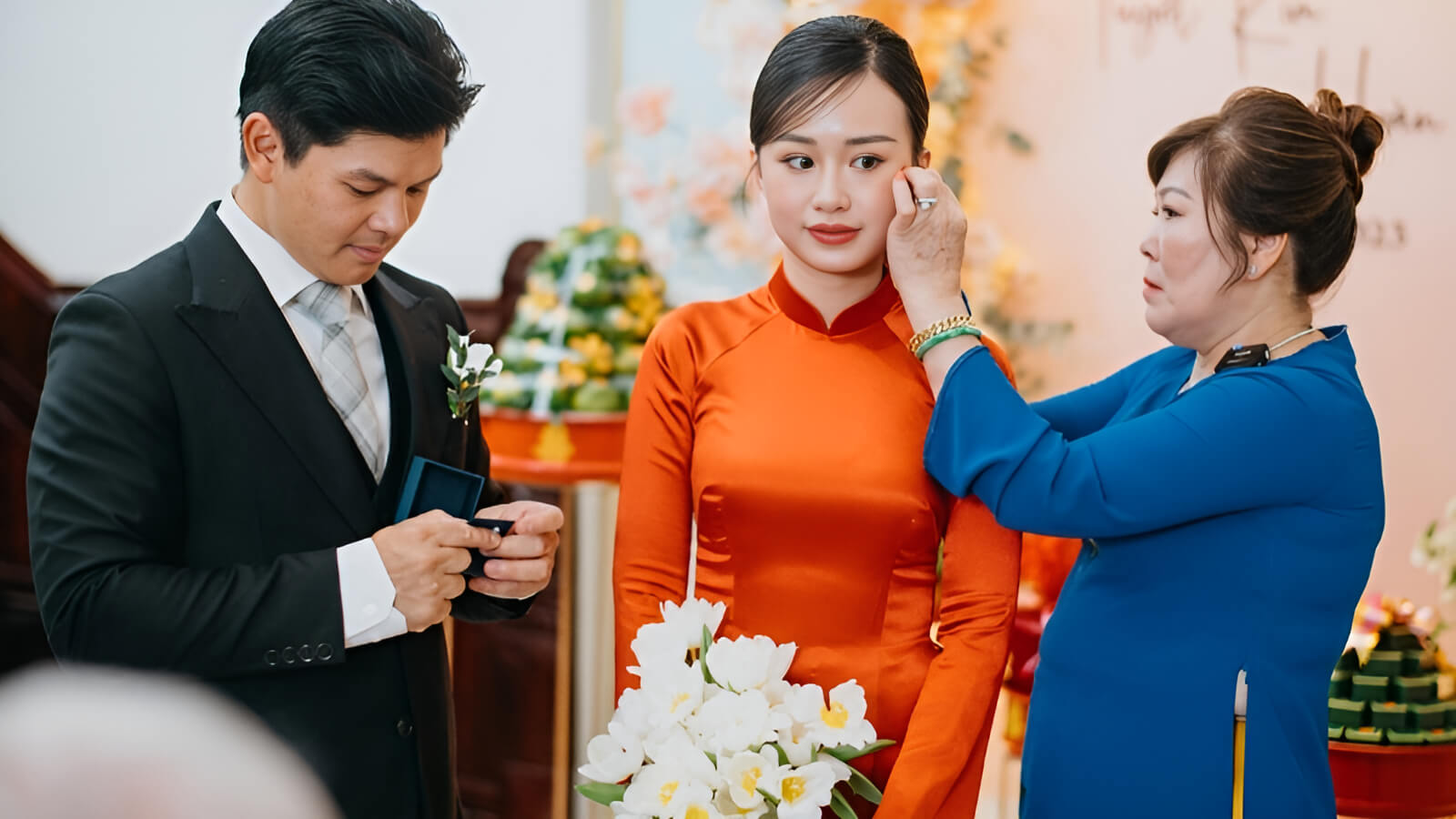 Vàng, với ánh kim lấp lánh, còn mang ý nghĩa về một tình yêu vĩnh cửu, bền chặt theo thời gian