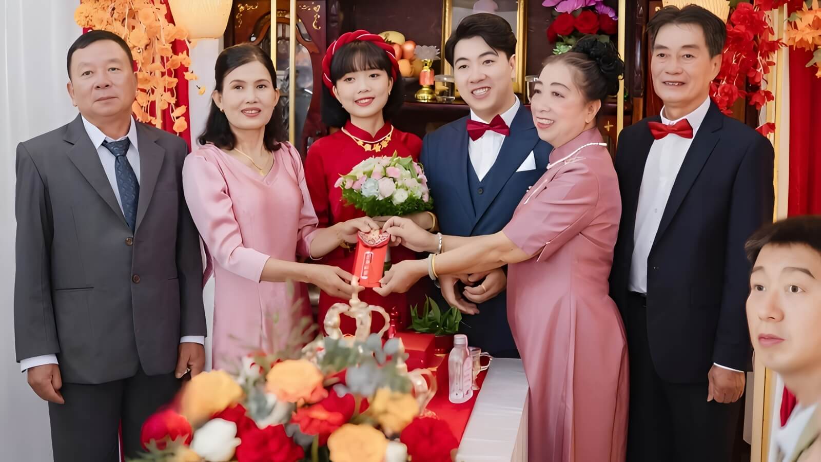 Mình có tìm hiểu và thấy rằng, ở một số vùng miền, việc trao vàng cưới có thể diễn ra hơi khác một chút