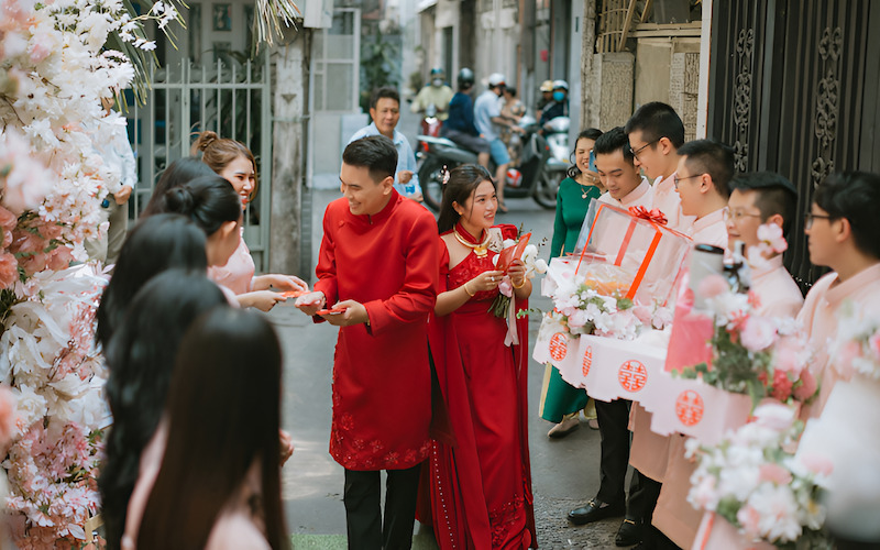 Sự cẩn trọng và trân trọng khi thực hiện nghi lễ thể hiện sự tôn trọng đối với gia đình hai bên và cầu chúc những điều tốt đẹp nhất cho cô dâu chú rể.