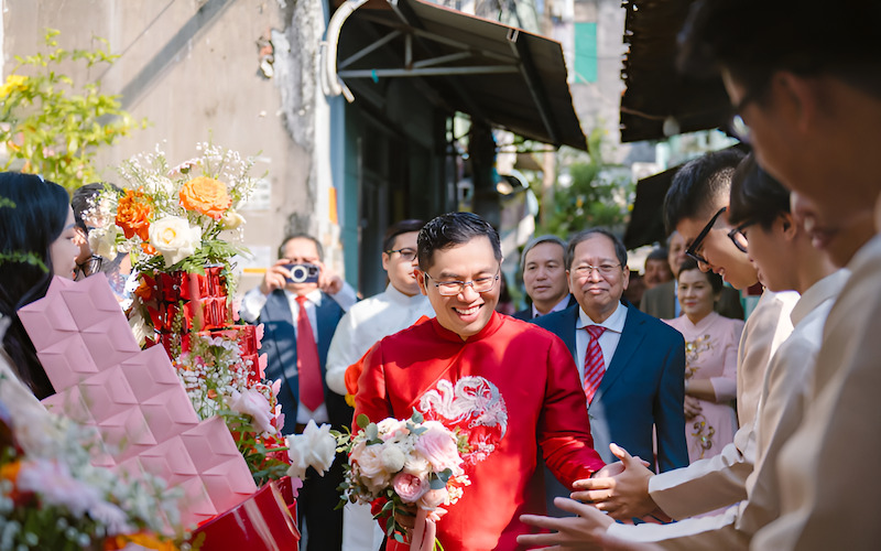 Hành động trao lì xì này không chỉ là lời cảm ơn mà còn mang ý nghĩa