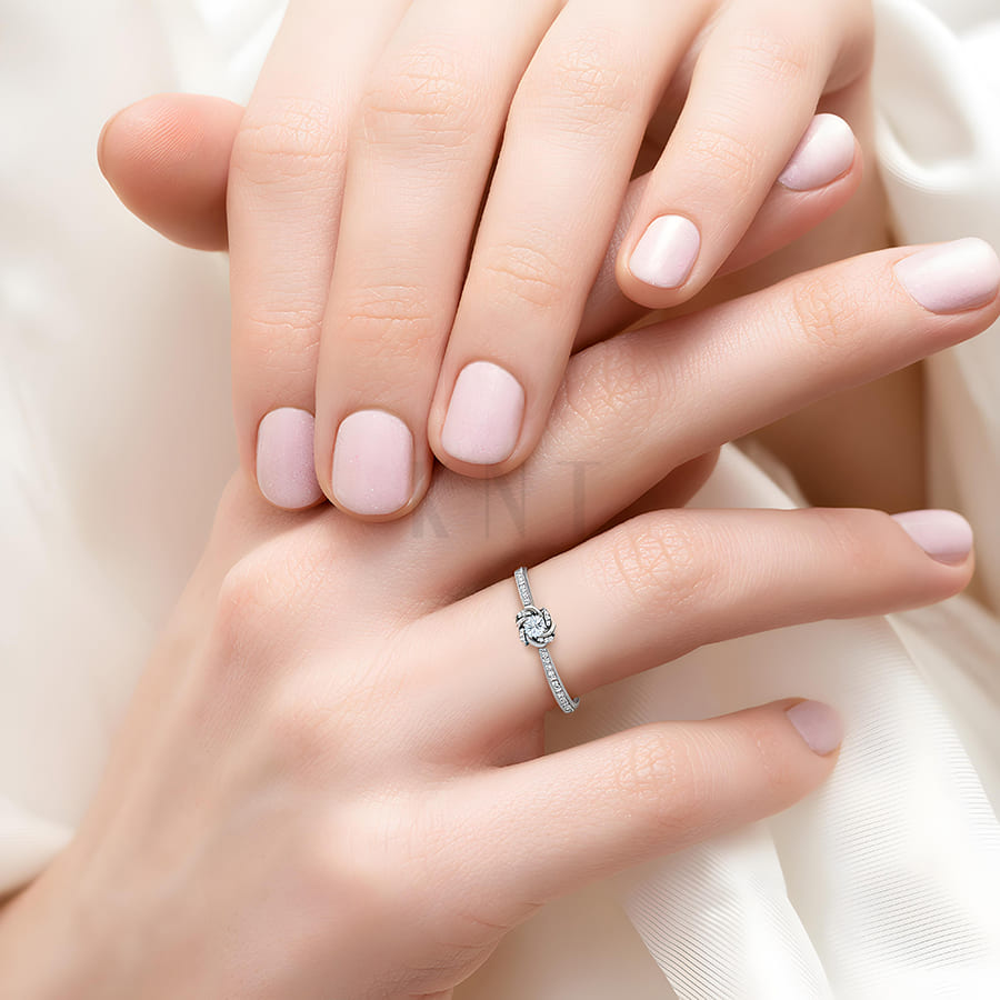 Nhẫn đính hôn R446 làm nổi bật tay người đeo