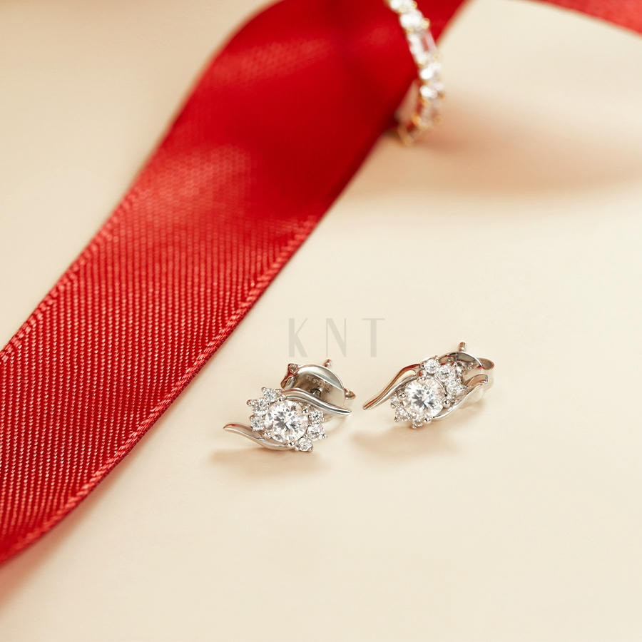 Bông tai cưới B114: Thiết kế hoa đồng tâm, đính đá lấp lánh, tôn vinh nét duyên dáng cô dâu