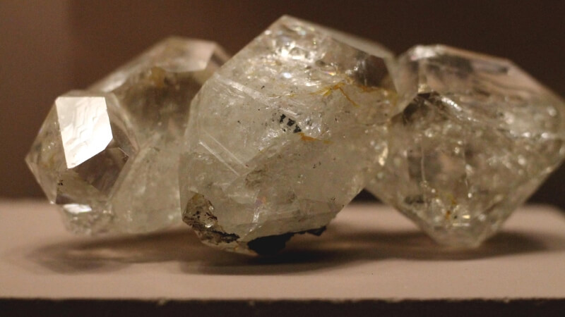 Kim cương, một cái tên không còn xa lạ với bất kỳ ai, là một dạng thù hình của nguyên tố carbon