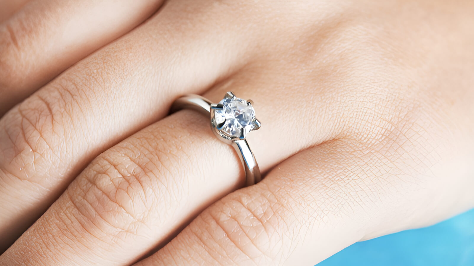 Một trong những cách đơn giản nhất là mượn một chiếc nhẫn mà người ấy đang đeo để đo