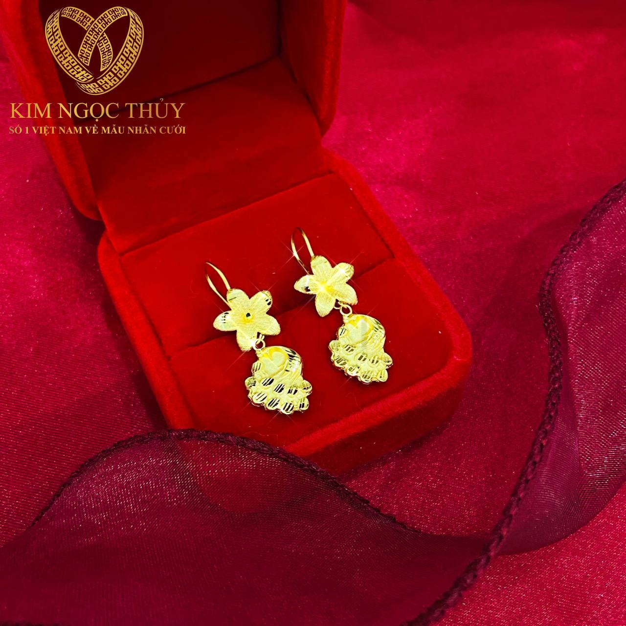 Bông tai móc cân 5 phân chế tác từ chất liệu vàng, thiết kế truyền thống