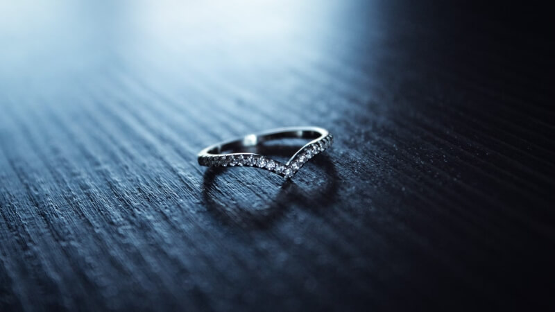 Mua nhẫn bạch kim tại các cửa hàng trang sức uy tín
