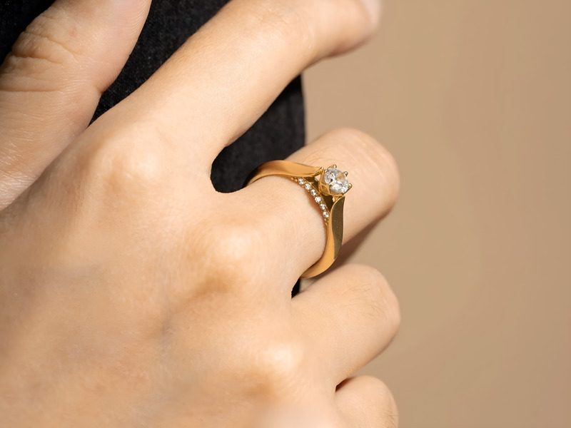 Nhẫn cầu hôn thường được nàng đeo ở ngón giữa