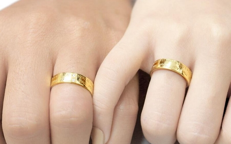 Theo truyền thống, nhẫn cưới thường được đeo ở ngón áp út (nam đeo tay trái, nữ đeo tay phải)