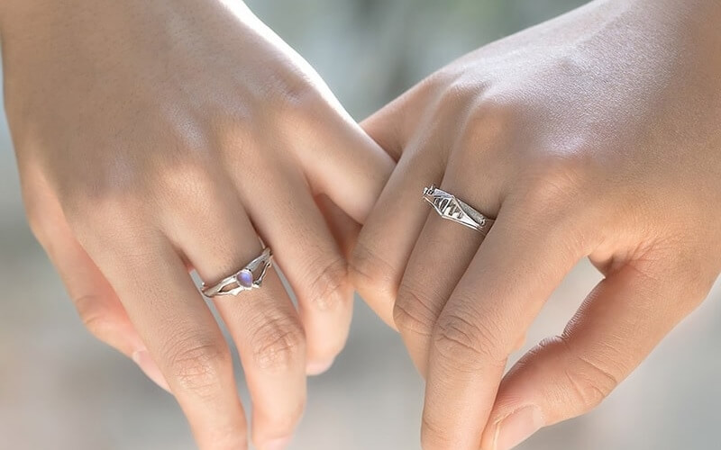 Có thể vì do tôn giáo hoặc sở thích cá nhân mà có cặp đôi sẽ thích đeo nhẫn ở ngón giữa thay vì ngón áp út như truyền thống