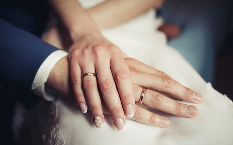 Vì nhẫn cưới mang ý nghĩa thiêng liêng và ngón đeo nhẫn cũng mang thông điệp về tình yêu bền chặt nên bạn có thể cân nhắc việc chỉnh sửa nhẫn vừa tay nhé!