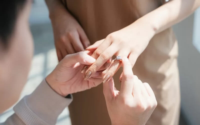 Nhẫn cầu hôn là biểu tượng của lời cầu hôn và sự cam kết và đánh dấu chủ quyền với người phụ nữ của đời mình