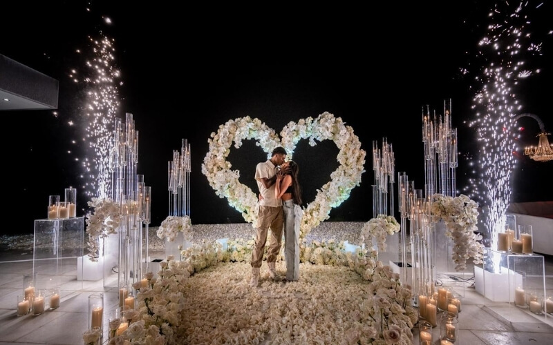 Thời điểm trao nhẫn đính hôn là khi diễn ra buổi lễ cầu hôn, là hình thức đầu tiên để chờ đợi sự đồng thuận từ nàng