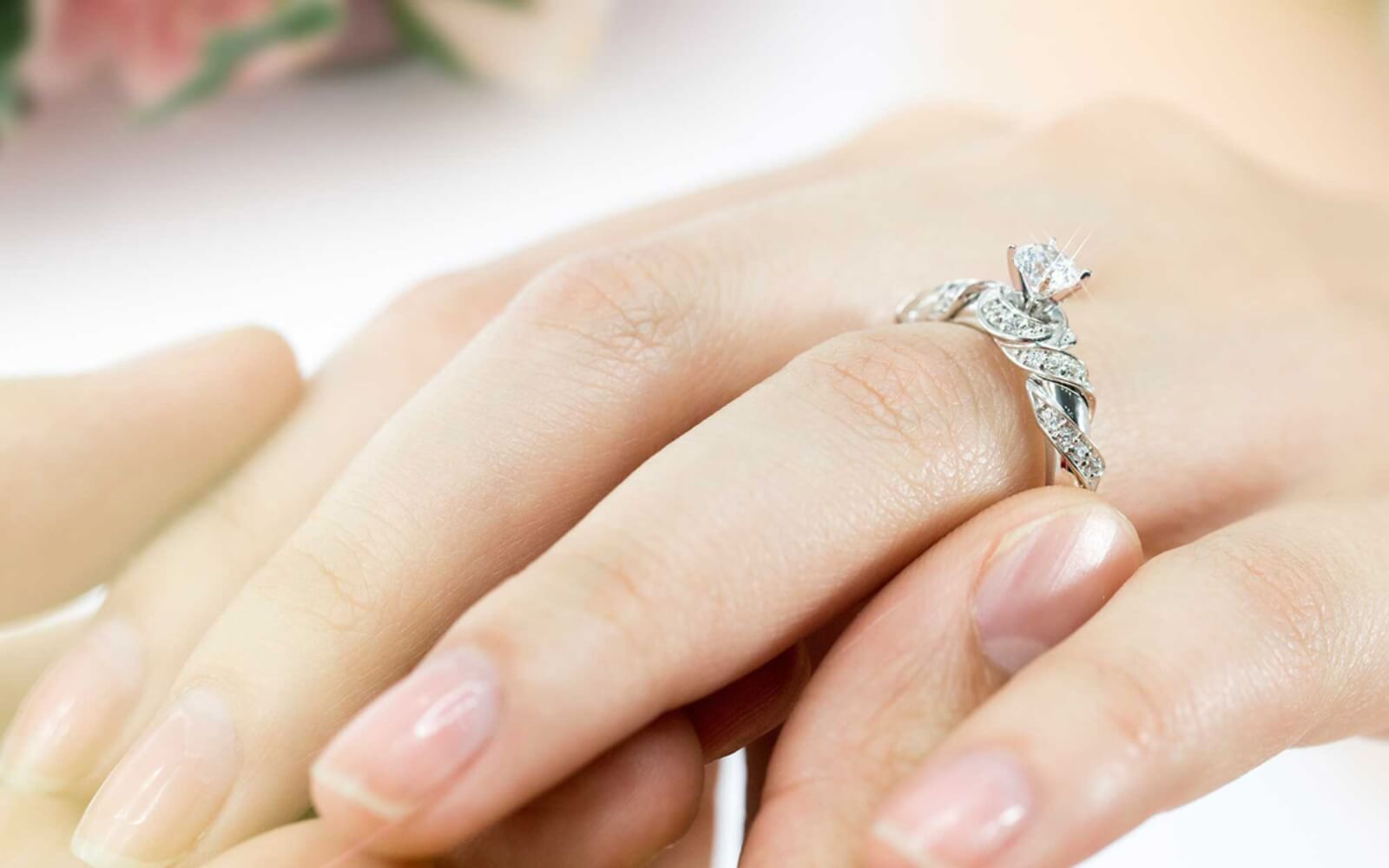 Nhẫn cầu hôn được chàng trai dùng để ngỏ lời cầu hôn với cô gái của mình