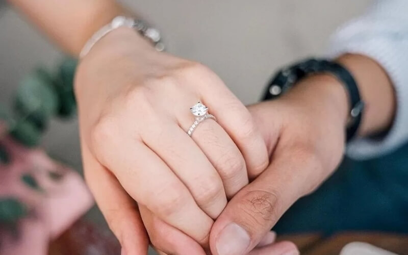Nhẫn đính hôn thường được đeo ở ngón áp út