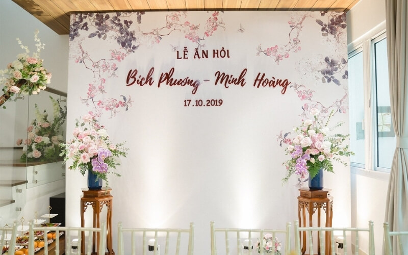 Nhẫn đính hôn (hay nhẫn cưới) được trao trong đám hỏi theo truyền thống Việt