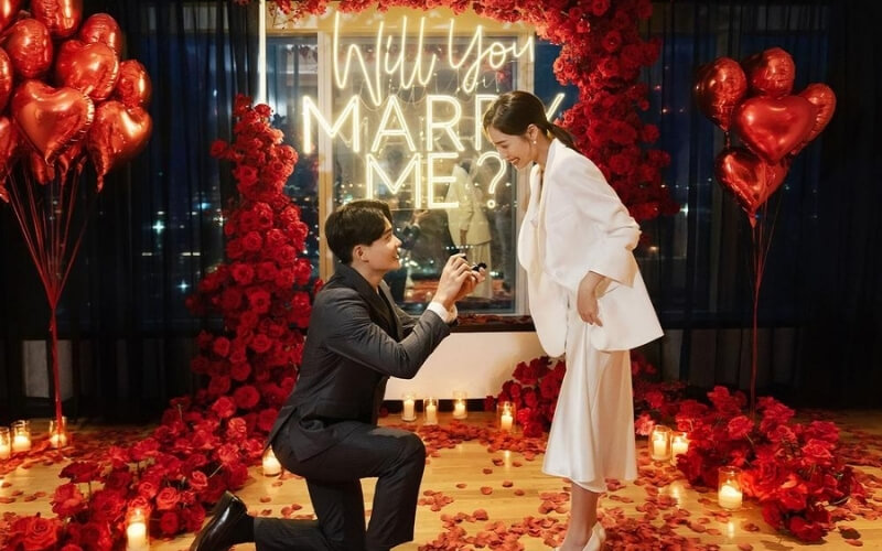 Nhẫn cầu hôn được trao cho nàng trong buổi tiệc riêng tư được tổ chức theo sở thích của từng cặp đôi