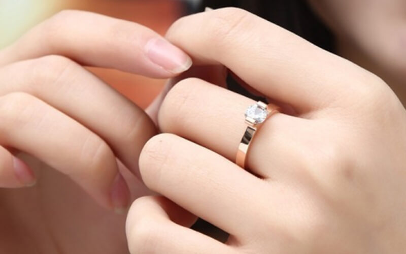 Nhẫn cầu hôn thường được nàng đeo ở ngón giữa