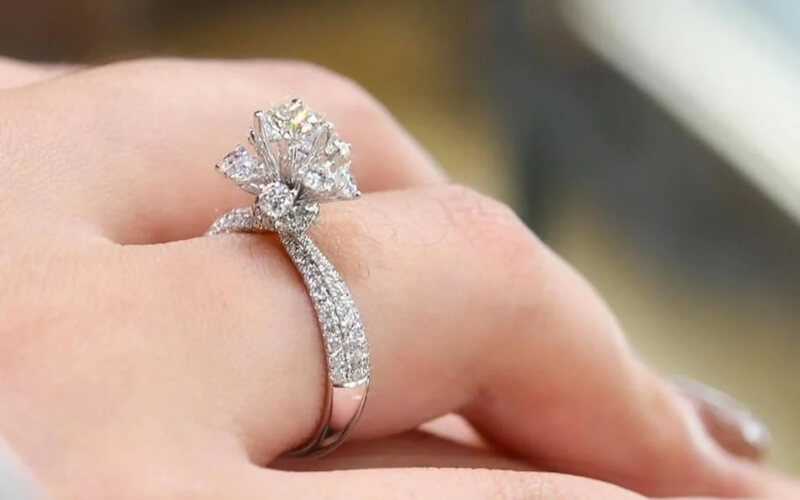 Xác định ngân sách giúp chàng lựa chọn nhẫn cầu hôn phù hợp mà không mang nhiều gánh nặng về tiền bạc