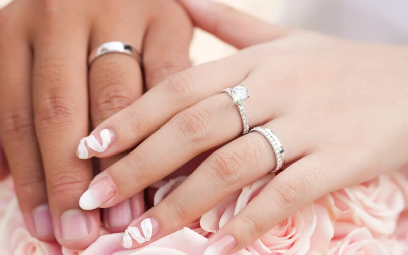 Nữ thường chọn đeo nhẫn cầu hôn ở ngón giữa và nhẫn cưới ở ngón áp ít trên bàn tay phải