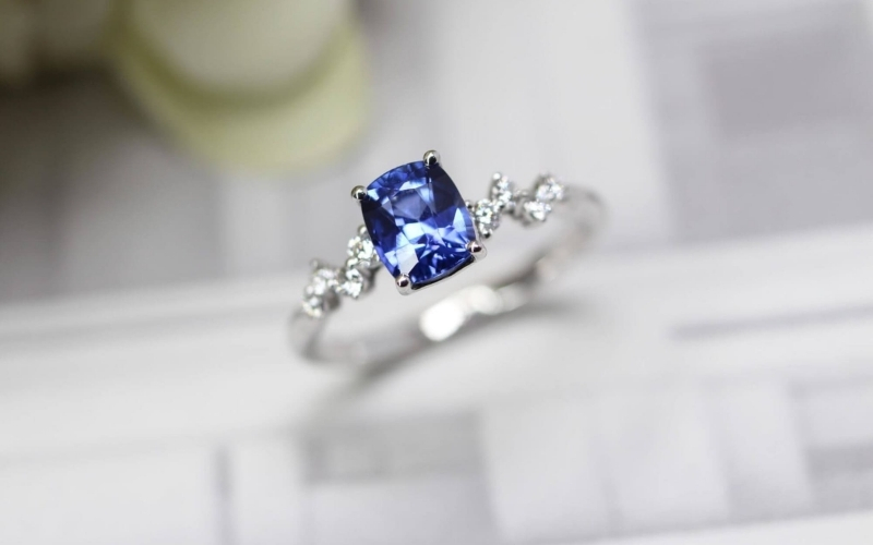 Nhẫn cưới đá Sapphire với màu xanh dương mang đến sự bình yên, may mắn, phù hợp với người mệnh Mộc