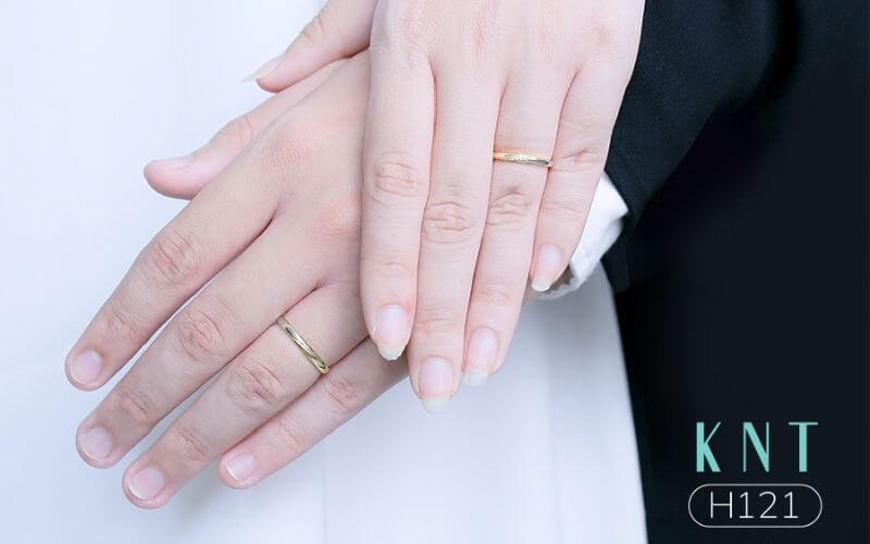 Theo quan niệm ngày xưa thì không nên đeo nhẫn cưới trước khi cưới vì dễ dẫn đến nhiều mâu thuẫn vợ chồng, nhưng quan niệm ngày nay đã cởi mở và tích cực hơn