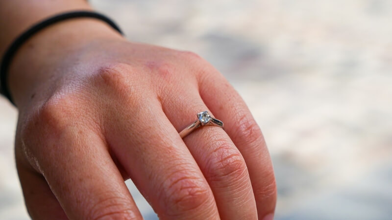 Trước khi bắt đầu tìm kiếm, hãy xác định rõ ngân sách cho nhẫn cưới