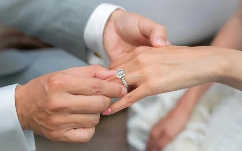 Không có quy định cứng nhắc nào về việc bắt buộc phải đeo nhẫn cưới ở ngón áp út
