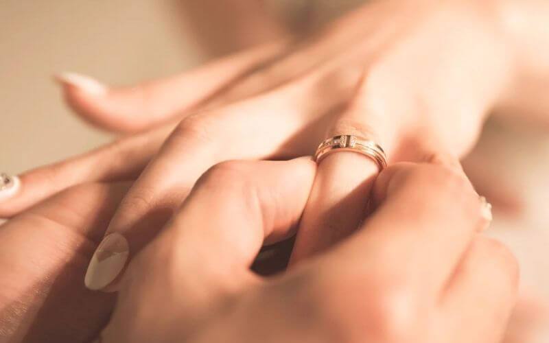 Trao nhẫn cưới là khoảnh khắc cô dâu và chú rể chính thức trở thành vợ chồng