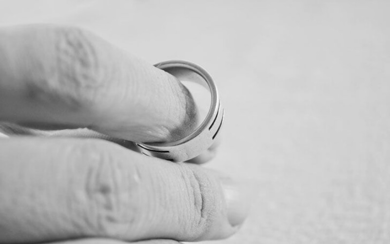 Theo quan niệm dân gian và tín ngưỡng tôn giáo thì tháo nhẫn cưới mang ý nghĩa không may mắn trong hôn nhân