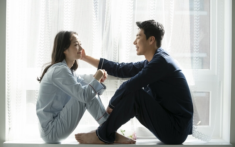 Vì tính chất công việc hoặc lý do cá nhân, cả hai vợ chồng có thể trao đổi về việc đeo nhẫn cưới. Hãy nhớ cảm xúc và ý kiến của bạn đời mới là quan trọng nhất nhé!