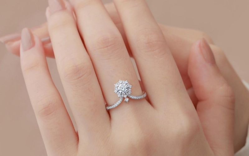 Ngón giữa, với vị trí trung tâm, được coi là điểm hội tụ năng lượng quan trọng