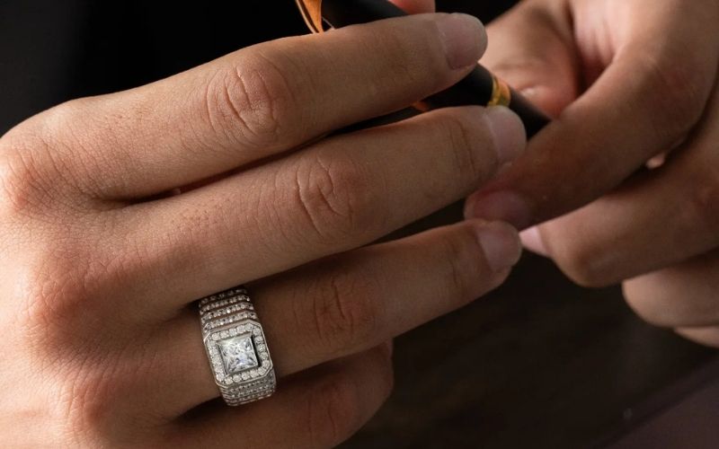 Nhẫn nam mang phong cách lịch lãm giúp toát lên vẻ sang trọng, tinh tế, có phần cổ điển, không lỗi mốt