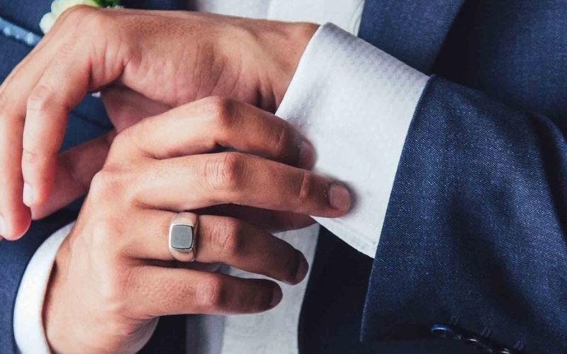 bạn có thể chọn nhẫn có thiết kế độc đáo, cá tính hơn để đeo ở ngón áp út